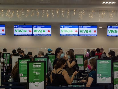 Viajeros hacen fila en los mostradores de check-in de Viva Aerobus en el Aeropuerto Internacional de Cancún.