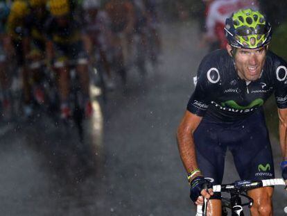 Valverde ataca en medio de la lluvia de la decimonovena etapa.