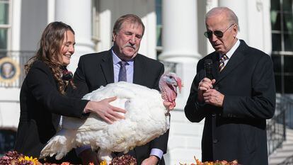 El presidente Joe Biden en la ceremonia de indulto del pavo Chocolate en la Casa Blanca