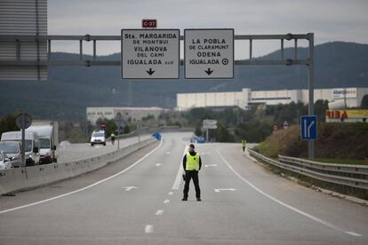 Un mosso vigila l'accés a Igualada.