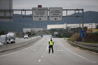 Un mosso vigila l'accés a Igualada. 