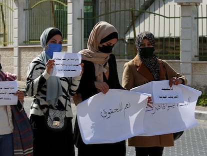 Varias mujeres protestan el pasado día 16 por las nuevas restricciones de movimiento impuestas por el Consejo de la Sharía en Gaza.