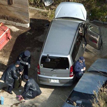 La policía revisa el coche donde los jóvenes se quitaron la vida.