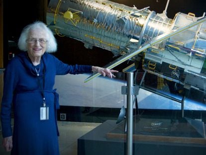 Nancy Grace Roman, junto a una maqueta del telescopio espacial 'Hubble'.