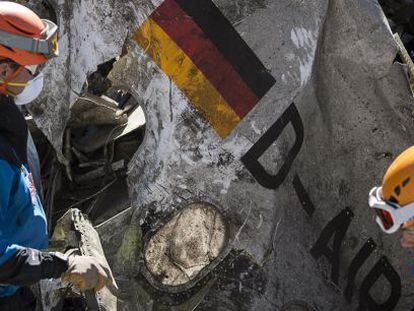 Imagen de los trabajos de los equipos de rescate junto a los restos del avi&oacute;n siniestrado el pasado 24 de marzo en los alpes franceses.
