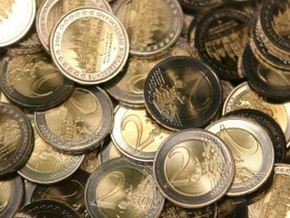 En la imagen, monedas de dos euros amontonadas. EFE/Archivo