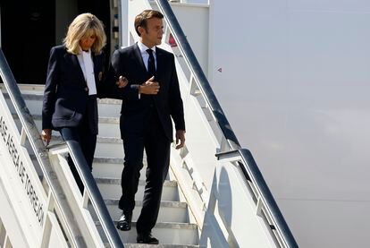 El presidente de Francia, Emmanuel Macron, junto a su mujer, Brigitte Macron, este martes a su llegada a la Base Aérea de Torrejón de Ardoz.