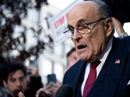 Giuliani, el 15 de diciembre en Washington tras ser condenado a pagar 148 millones de dólares por difamar a dos empleadas electorales de Georgia.