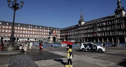 La plaza Mayor de Madrid después de que la Policía Municipal haya desalojado a la veintena de indignados.