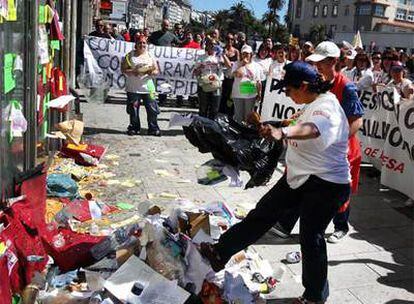 Los trabajadores de Caramelo durante la protesta de ayer delante de la sede de Inveravante Jove en A Coruña.