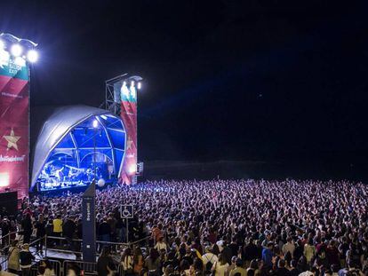 Concierto de Els Amics de les Arts en la playa de Bogatell, en Barcelona, en septiembre de 2015.