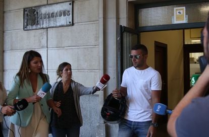 Ángel Boza, este viernes, en los juzgados de Sevilla al ir a firmar antes de su detención.