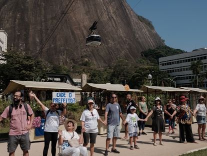 Manifestantes tomados de la mano en una plaza de Praia Vermelha contra el proyecto de tirolesa en el Pão de Açúcar.