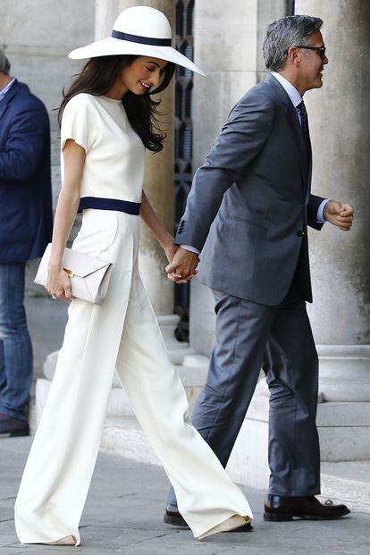 También fue una de las novias más espectaculares. Lució hasta cuatro diseños para las diferentes celebraciones de su enlace con George Clooney. Nos quedamos con este: conjunto blanco de Stella McCartney y pamela. Fue su elección para acudir al Ayuntamiento de Venecia para hacer oficial su matrimonio con el actor.