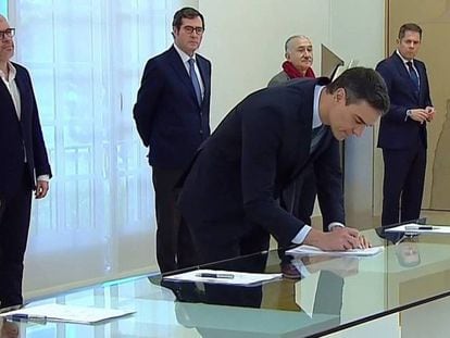 El presidente del Gobierno, Pedro Sánchez, durante la firma, con los líderes de las patronales CEOE y Cepyme y de los sindicatos UGT y CC OO, del pacto para prorrogar los expedientes de regulación temporal de empleo (ERTE) hasta el 30 de junio.