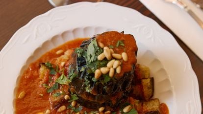 'Fatté' de berenjena con salsa de tomate, yogur con ajo, piñones y perejil.