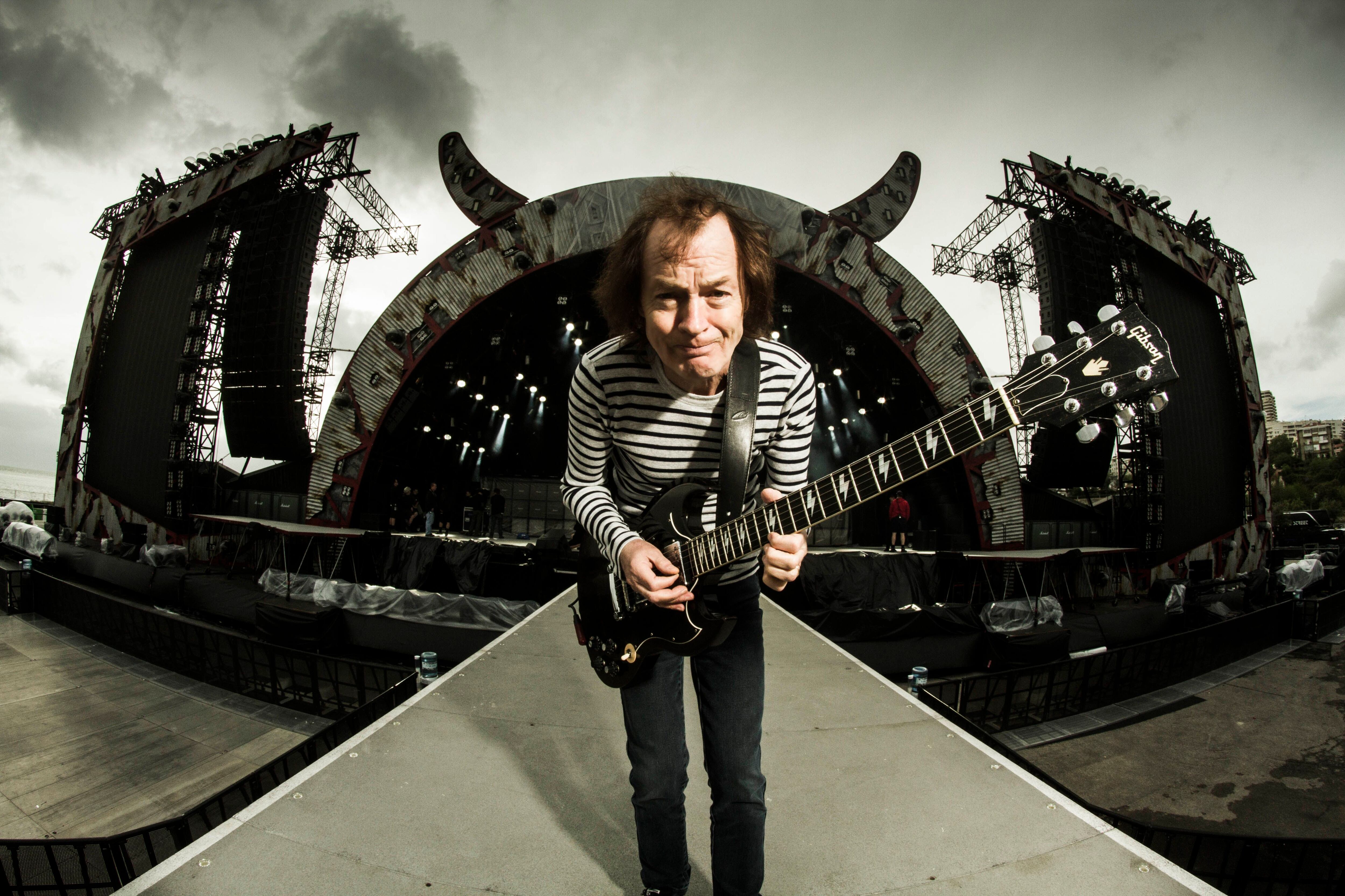 ¿Quién es realmente Angus Young, el único hombre en pie de AC/DC?