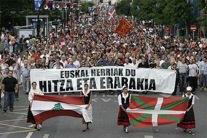 La cabeza de la marcha, con el lema <i>Euskal Herria tiene la palabra y la decisión, </i>en  San Sebastián.