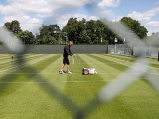 Un hombre corta la hierba en un campo de tenis de Weybridge (Reino Unido), el 12 de mayo.