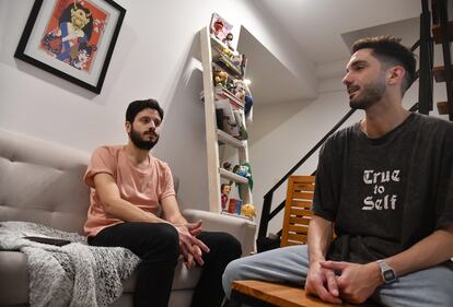 Gonzalo Elizondo (izq.) y Pablo Vio, durante la entrevista con EL PAÍS en Buenos Aires. 