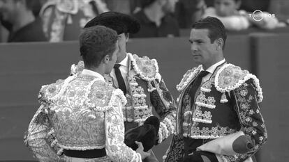 Calerito, de espaldas, durante la ceremonia de la alternativa, en presencia de Manzanares y Roca Rey.