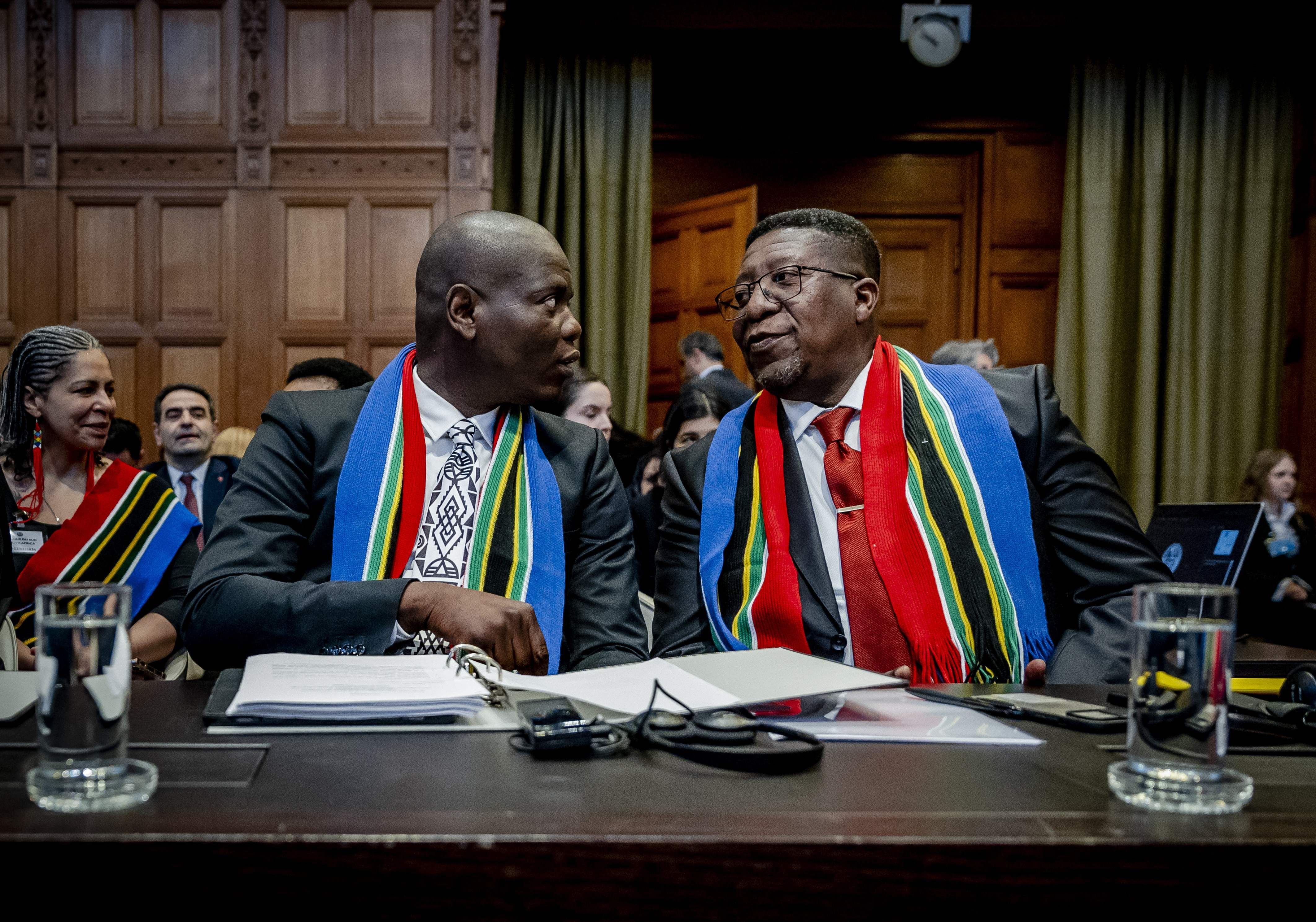 El ministro de Justicia de Sudáfrica, Ronald Lamola, y el embajador de Sudáfrica en los Países Bajos, Vusimuzi Madonsela,  en un momento de la audiencia.