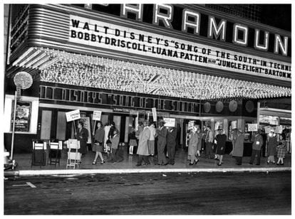 Manifestación en contra de la proyección de la película 'Canción del Sur' en el cine Paramount en 1946.