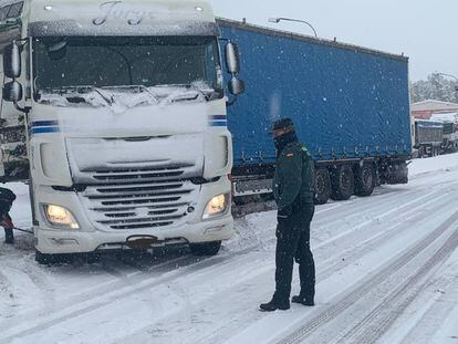 La Guardia Civil asiste a un camionero durante el corte de la autovía Mudéjar entre Caminreal (Teruel) y Cariñena (Zaragoza).
 