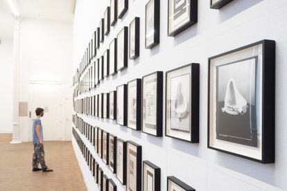 Parte de la instalación 'Los archivos de la Fuente y más allá' del artista francés Saâdan Afif, a partir de la icónica obra de Marcel Duchamp que se puede ver en la Fundación Tàpies de Barcelona.