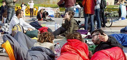 Aspecto de la acampada que mantienen grupos de personas esta mañana en la plaza Cataluña de Barcelona