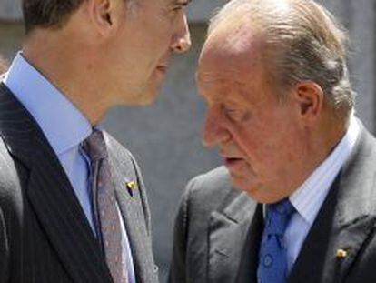 Don Juan Carlos I junto a su hijo Felipe VI.