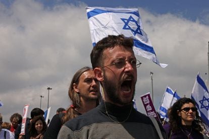Israel avanza con su ley para encarcelar a quienes porten la bandera  palestina, Mundua