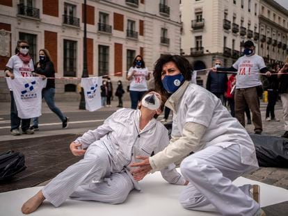 Accion de denuncia en la Puerta del Sol, Madrid, por la muerte de personas mayores en residencia durante la primera ola del covid.