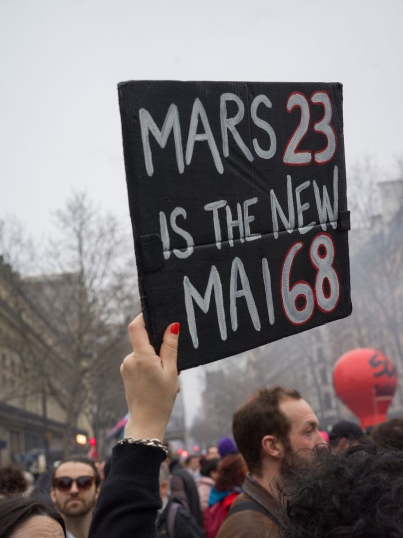 Una joven porta una pancarta en la que hace mención a que el marzo del 2023 es el nuevo Mayo del 68, el jueves durante una protesta en París.