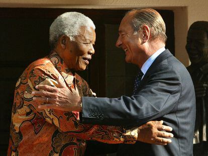 Chirac (derecha) saluda al entonces presidente sudafricano, Nelson Mandela, en Johannesburgo, en 2002.