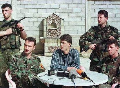 Thaçi (centro) junto a dos de sus comandantes del UÇK en 1999.