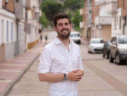 Diego Loras, candidato de Teruel Existe al Congreso, este miércoles en Utrillas (Teruel), en la comarca de las Cuencas Mineras, gobernada por la formación tras las elecciones del 28-M.