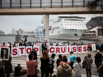 Manifestación contra la llegada excesiva de cruceros en Barcelona, este domingo al mediodía.