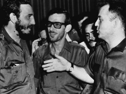 Fidel Castro, con los comandantes de la revoluci&oacute;n Eloy Gutierrez Menoyo (en el centro) y William Morgan, en La Habana en agosto de 1959.