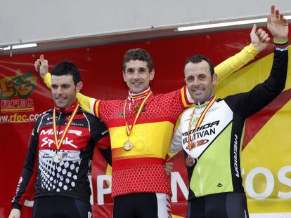 El vasco Aitor Hern&aacute;ndez, en el centro del podio tras proclamarse campe&oacute;n de Espa&ntilde;a de ciclocross.