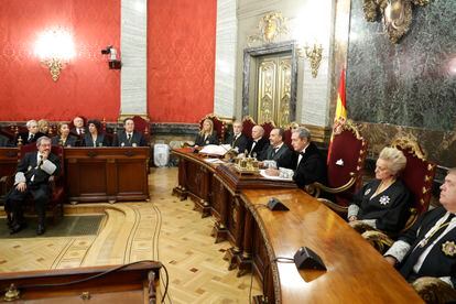 El presidente suplente del CGPJ, Rafael Mozo, sentado a la izquierda, durante la toma de posesión de Dolores Delgado y Ana García León como fiscales de sala en el Supremo, el 18 de octubre.