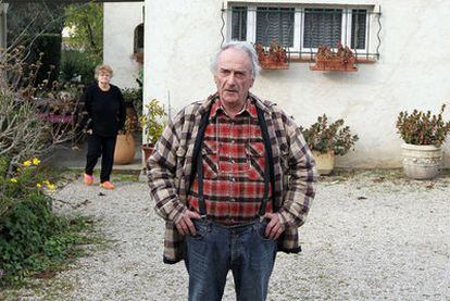 El electricista jubilado Pierre Le Guennec y su esposa, ayer en su casa de Mouans-Sartoux, en el sur de Francia.