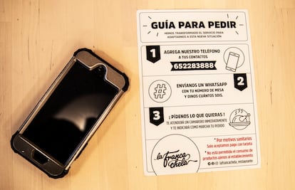 En la mesa del restaurante La Francachela se pide a través de 'whatsapp' la comida. ÁLVARO GARCÍA