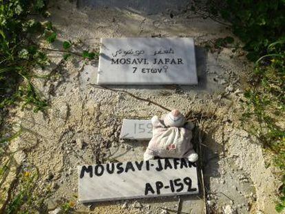 Un muñeco de trapo sobre la tumba de una niña de 7 años, en el cementerio de Mytilene.