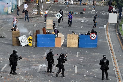 Choque entre policías y manifestantes en las calles de la ciudad de Cali, Colombia.