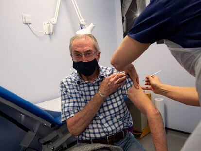 Un home rep la vacuna contra la covid-19 al Regne Unit.