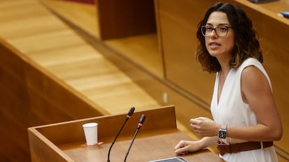 La diputada de Compromís, Aitana Mas, durante una sesión en las Cortes valencianas.