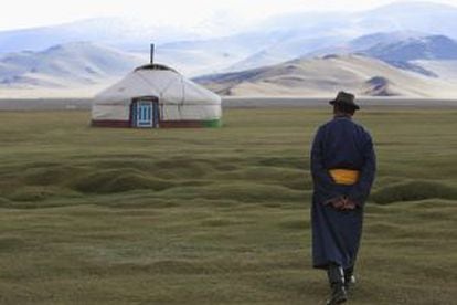 Un mongol camina hacia una yurta, tienda tradicional de los nómadas.