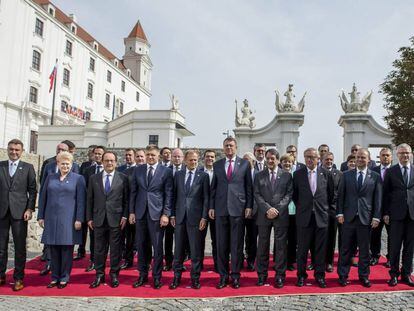 Los l&iacute;deres europeos posan, ayer, durante la cumbre informal de Bratislava.
