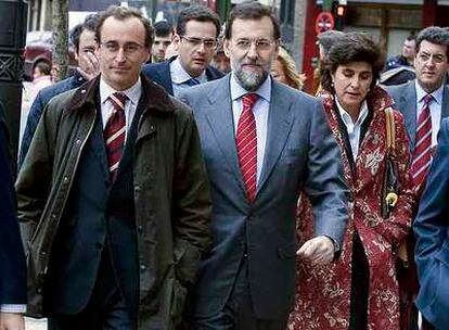 Mariano Rajoy, en Vitoria, flanqueado por el alcalde Alfonso Alonso y María San Gil.